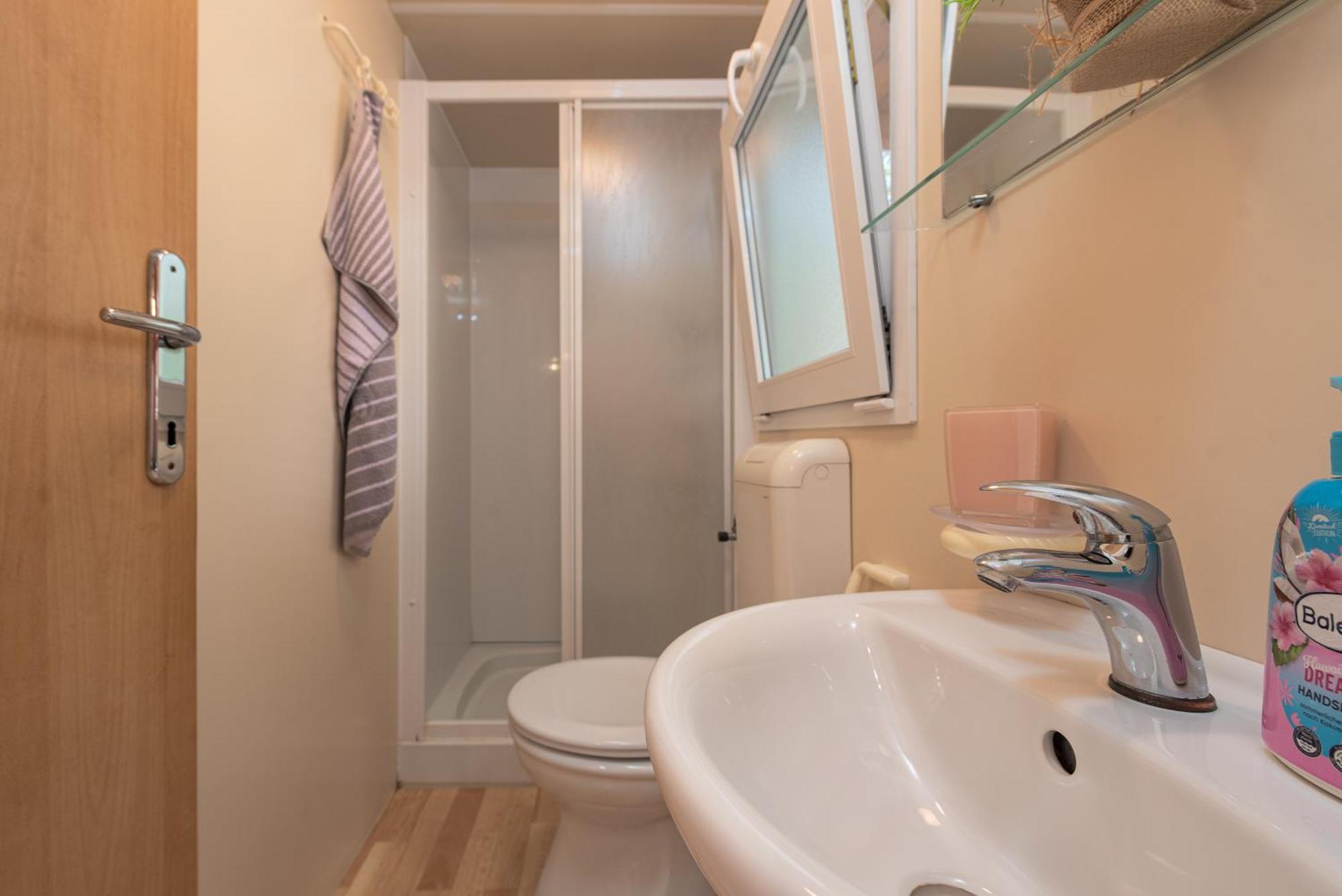 Camp Mrkva Mobile Homes With Pool Sukošan Quarto foto