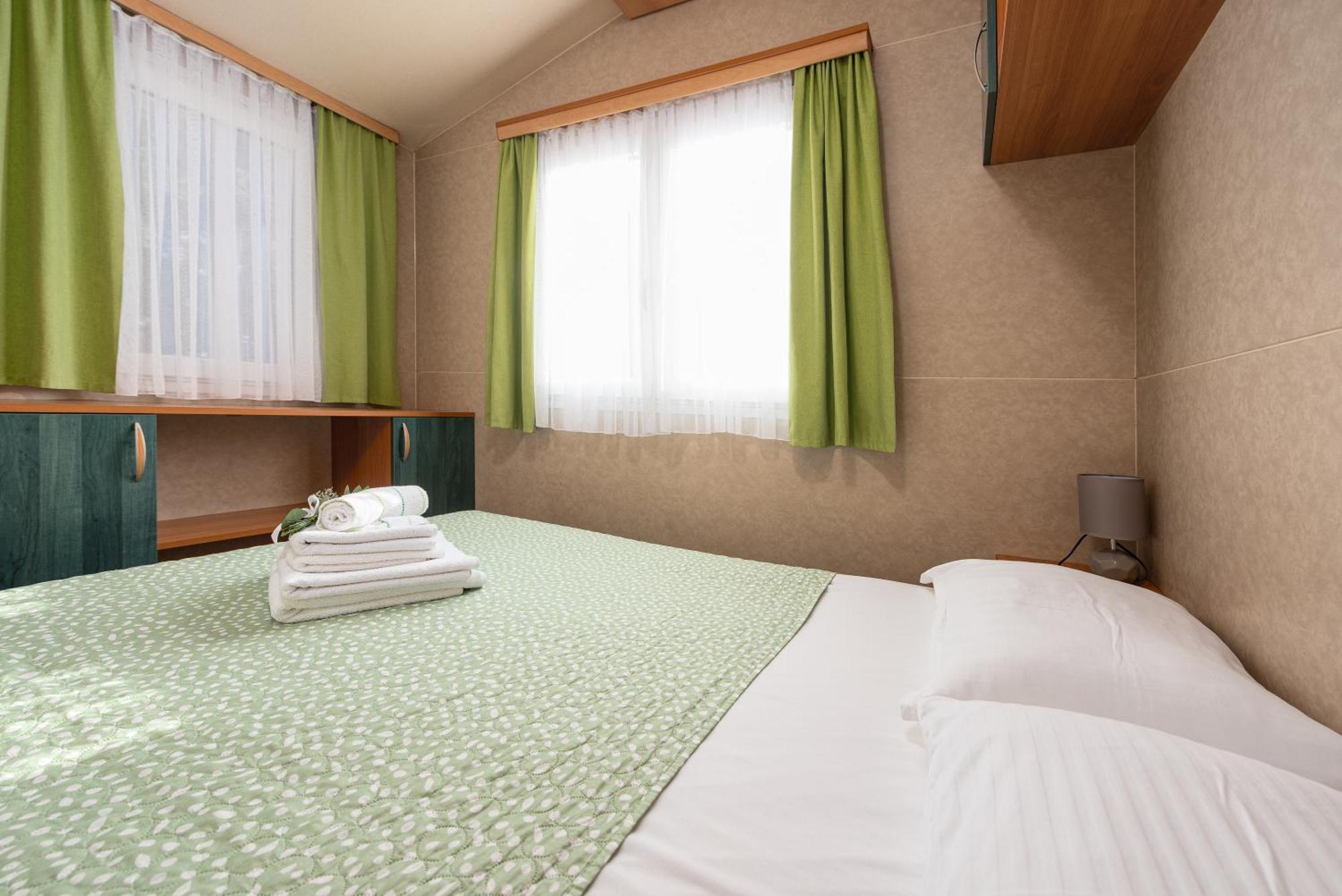Camp Mrkva Mobile Homes With Pool Sukošan Quarto foto